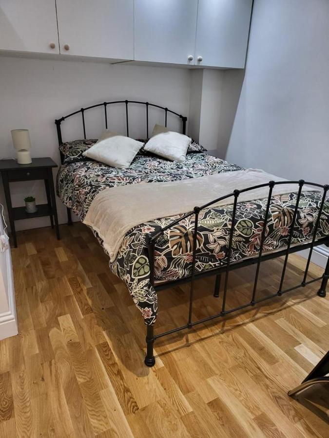 Fancy Basement Flat A Appartement Londen Buitenkant foto